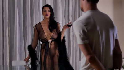 Slut Kira Queen ඇගේ අසල්වැසියාට තේ සඳහා ආරාධනා කර රාත්‍රී කෑම මේසය මත ඔහුට කෙලෙව්වාය